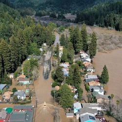 Aviões caçadores de tempestades perseguem rios atmosféricos pelo céu, do Japão até os Estados Unidos, para revelar novos conhecimentos e manter a segurança frente aos fenômenos do clima.