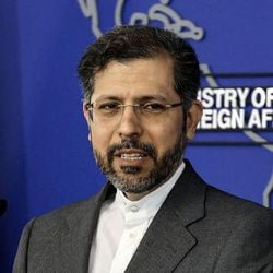 Em meio ao conflito em curso, o vice-ministro das Relações Exteriores do Irã, Saeed Khatibzadeh, alerta os Estados Unidos para não se juntarem à ofensiva israelense.