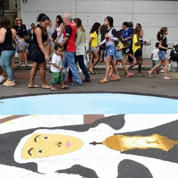 Fiéis celebraram a data religiosa com procissões e tapetes coloridos em bairros de Vitória, Vila Velha e Serra