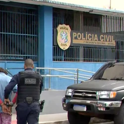 Vítimas foram ameaçadas com facas e trancadas no banheiro de imóvel na Serra. Três homens apontados como assaltantes foram encontrados com a ajuda do cerco eletrônico. Um deles trocou de roupa para fugir da Guarda de Vitória
