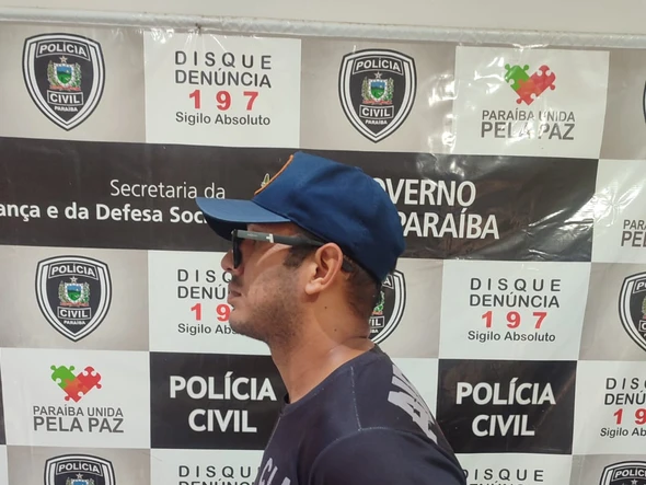 Arthur Neves foi preso em Sumé ao sair de casa, após cerco feito pela Polícia Civil da Paraíba, que durou um noite inteira. por Polícia Civil da Paraíba