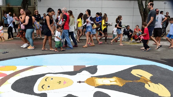 Fiéis celebraram a data religiosa com procissões e tapetes coloridos em bairros de Vitória, Vila Velha e Serra