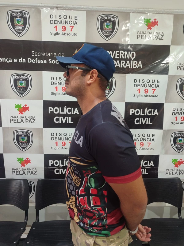 Arthur Neves foi preso em Sumé ao sair de casa, após cerco feito pela Polícia Civil da Paraíba, que durou um noite inteira. por Polícia Civil da Paraíba