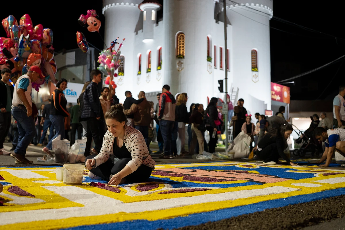 Confecção dos tapetes de Corpus Christi em Castelo  por Vitor Jubini
