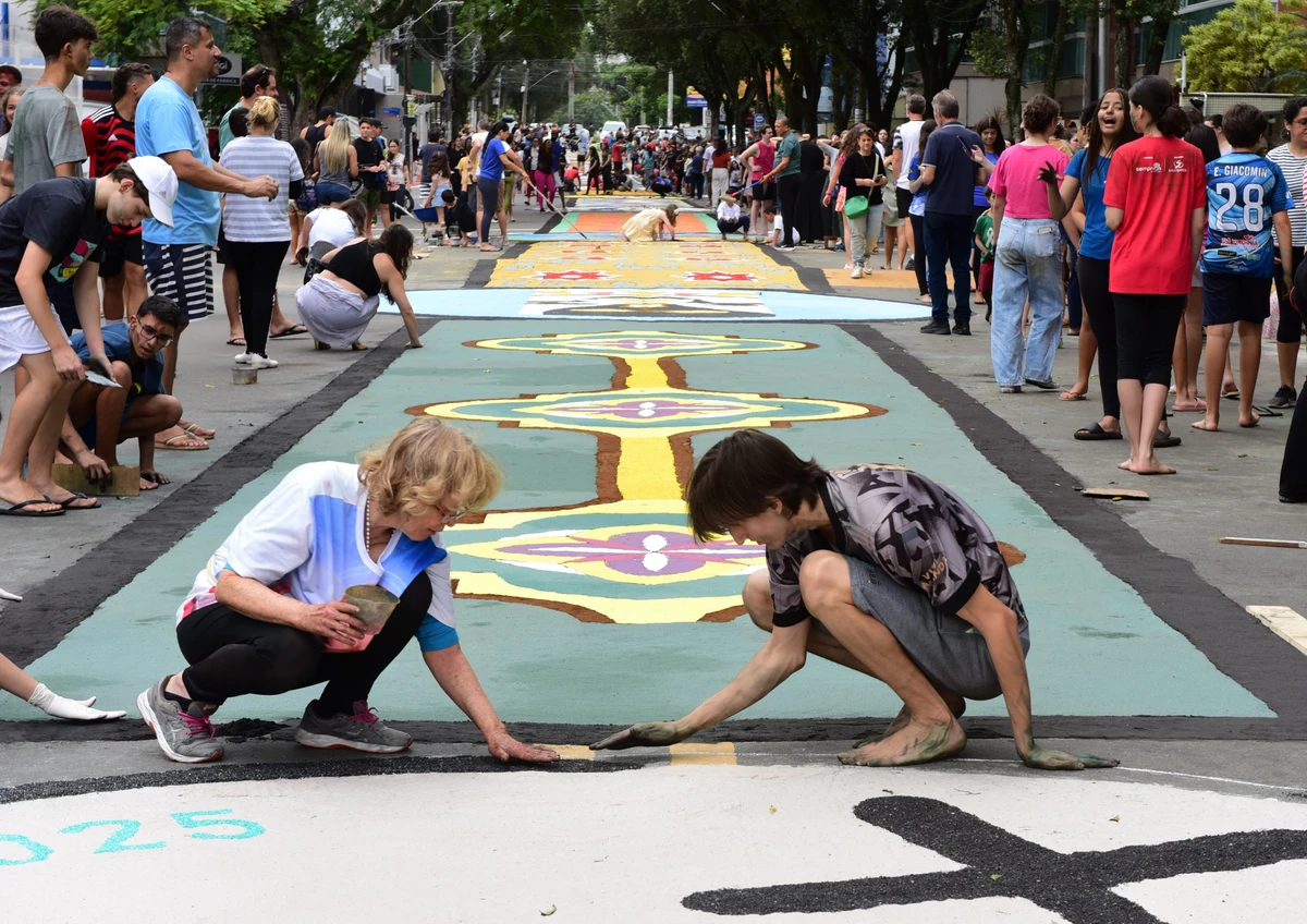 Confecção dos tapetes de Corpus Christi em Jardim da Penha, Vitória, nesta quinta-feira (19) por Ricardo Medeiros