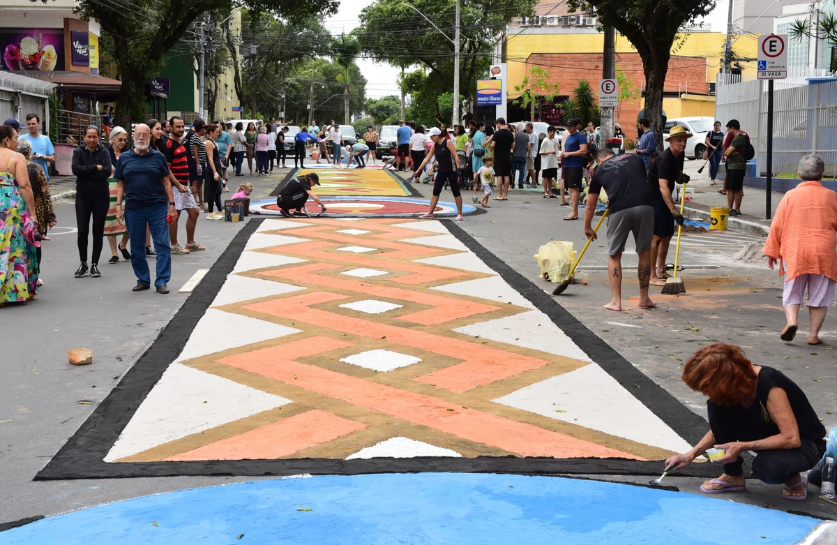 Confecção dos tapetes de Corpus Christi em Jardim da Penha, Vitória, nesta quinta-feira (19) por Ricardo Medeiros