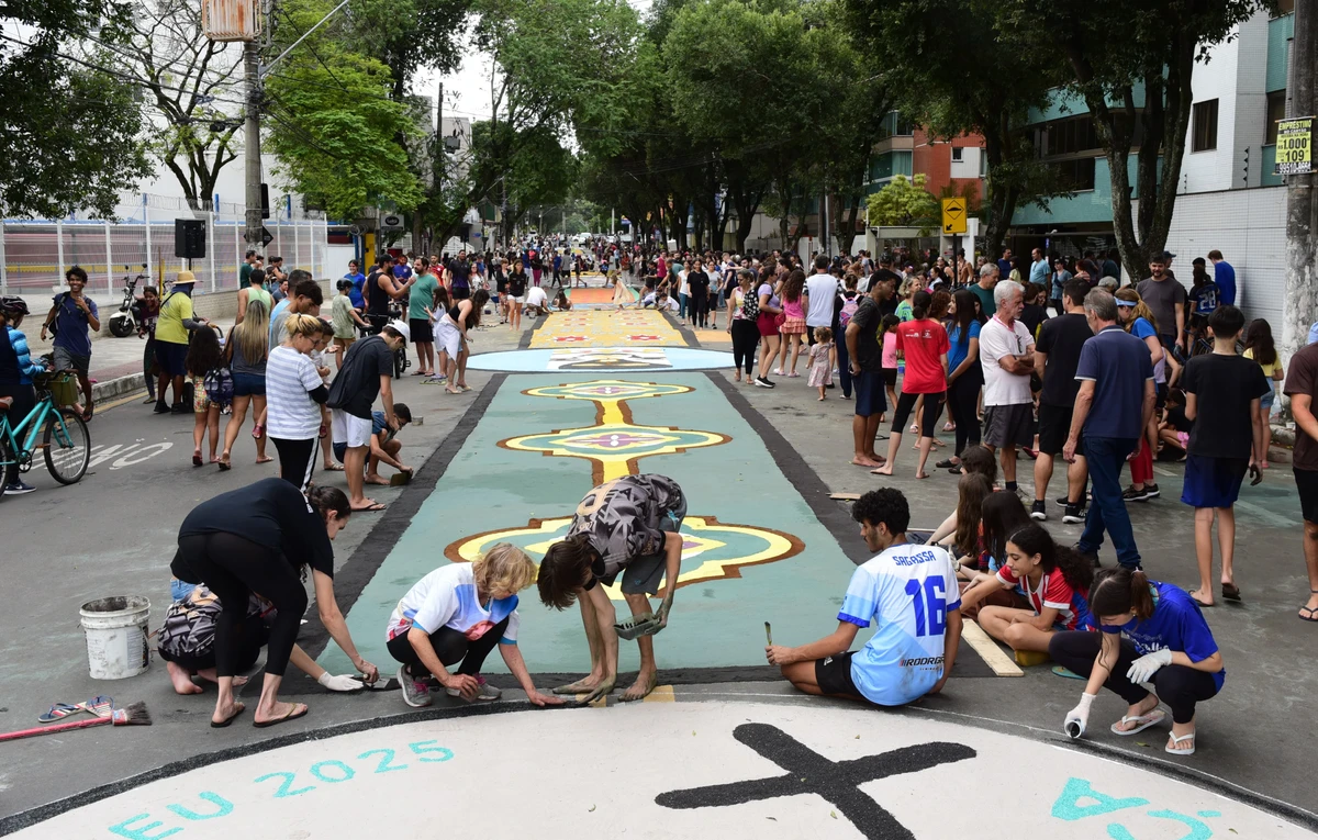 Confecção dos tapetes de Corpus Christi em Jardim da Penha, Vitória, nesta quinta-feira (19) por Ricardo Medeiros
