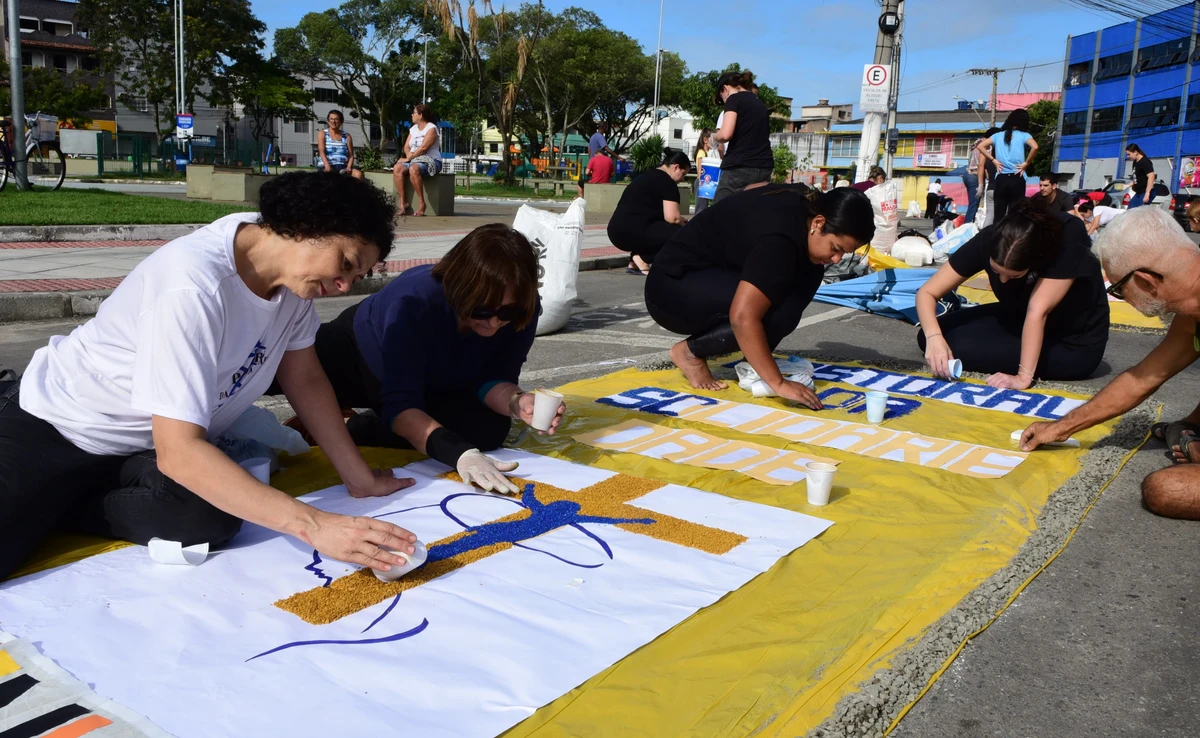 Confecção dos tapetes de Corpus Christi no bairro Ibes, em Vila Velha por Ricardo Medeiros 
