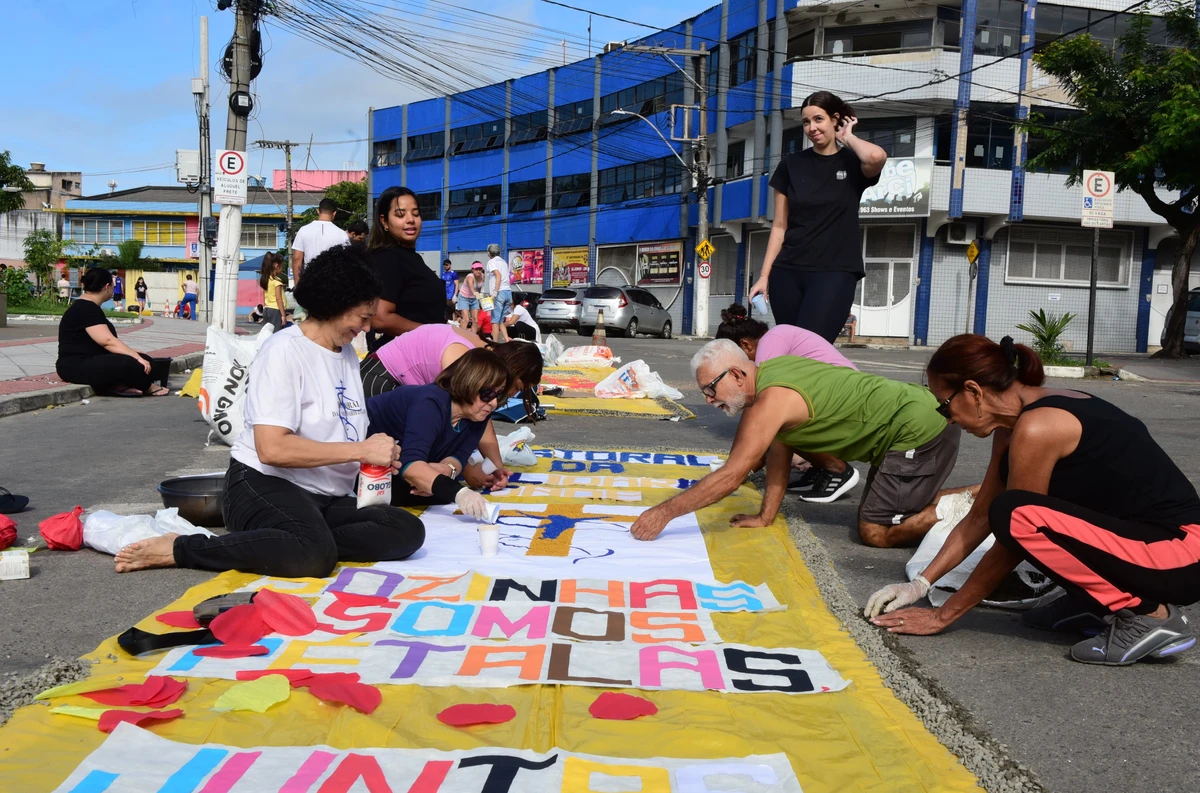 Confecção dos tapetes de Corpus Christi no bairro Ibes, em Vila Velha por Ricardo Medeiros 