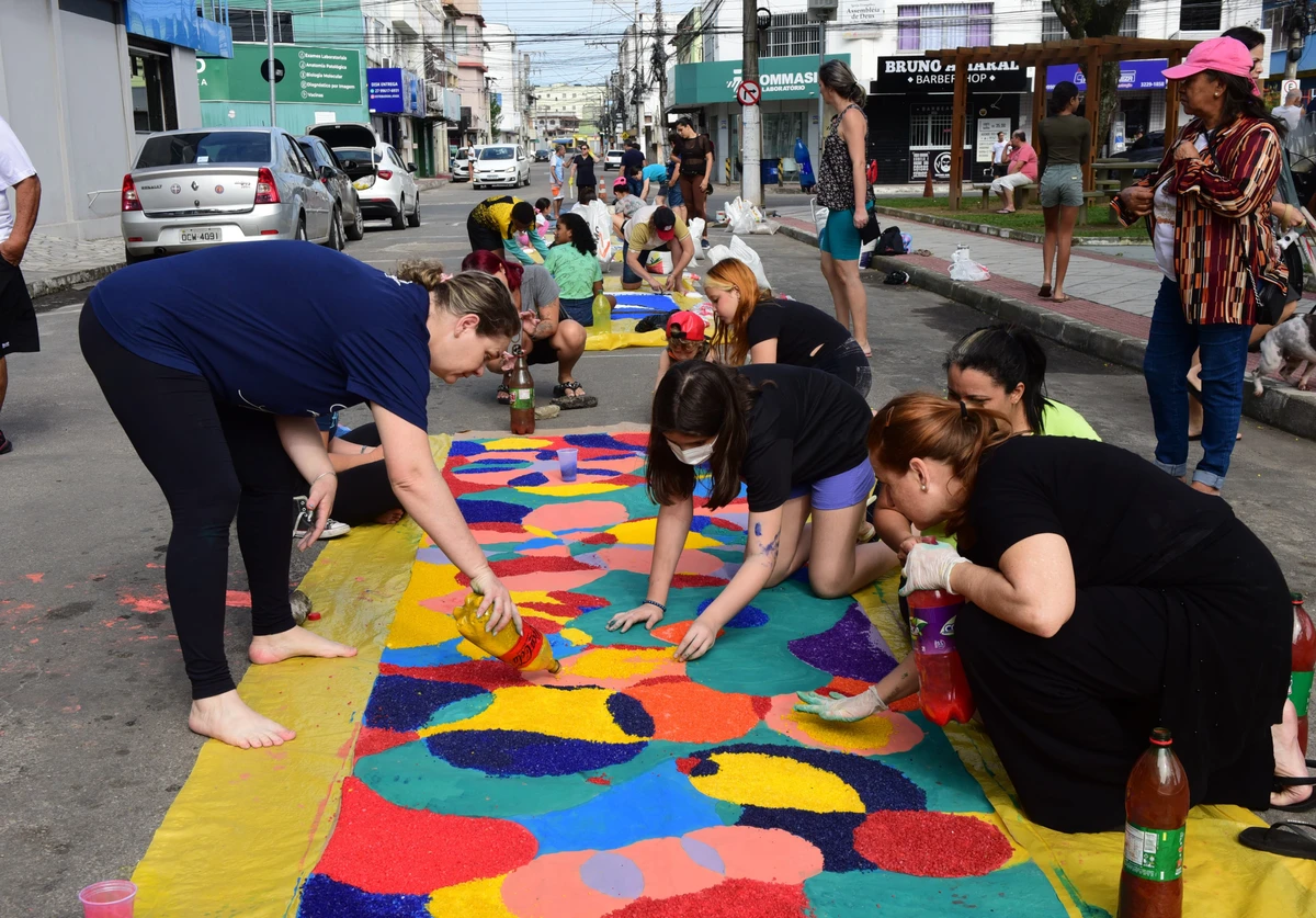Confecção dos tapetes de Corpus Christi no bairro Ibes, em Vila Velha por Ricardo Medeiros 