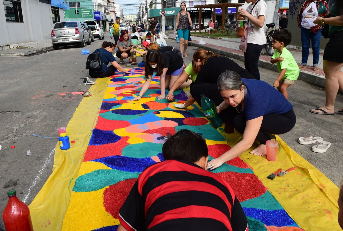 Confecção dos tapetes de Corpus Christi no bairro Ibes, em Vila Velha por Ricardo Medeiros 