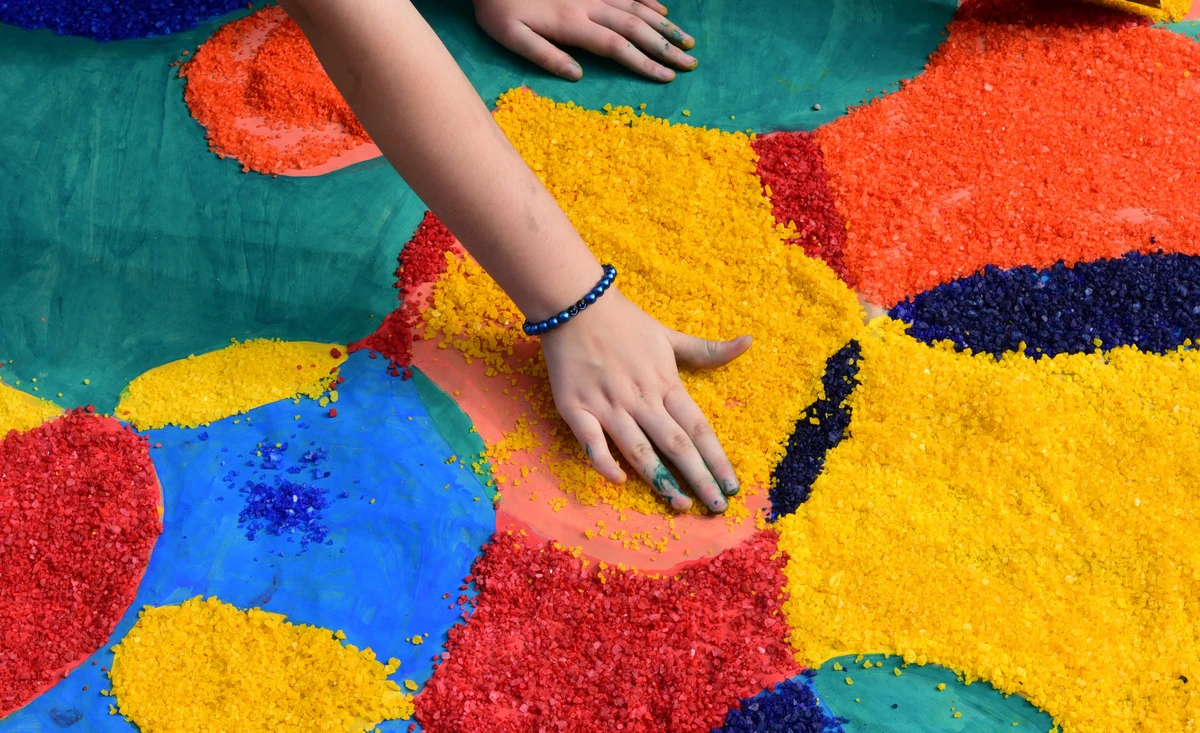Confecção dos tapetes de Corpus Christi no bairro Ibes, em Vila Velha por Ricardo Medeiros 