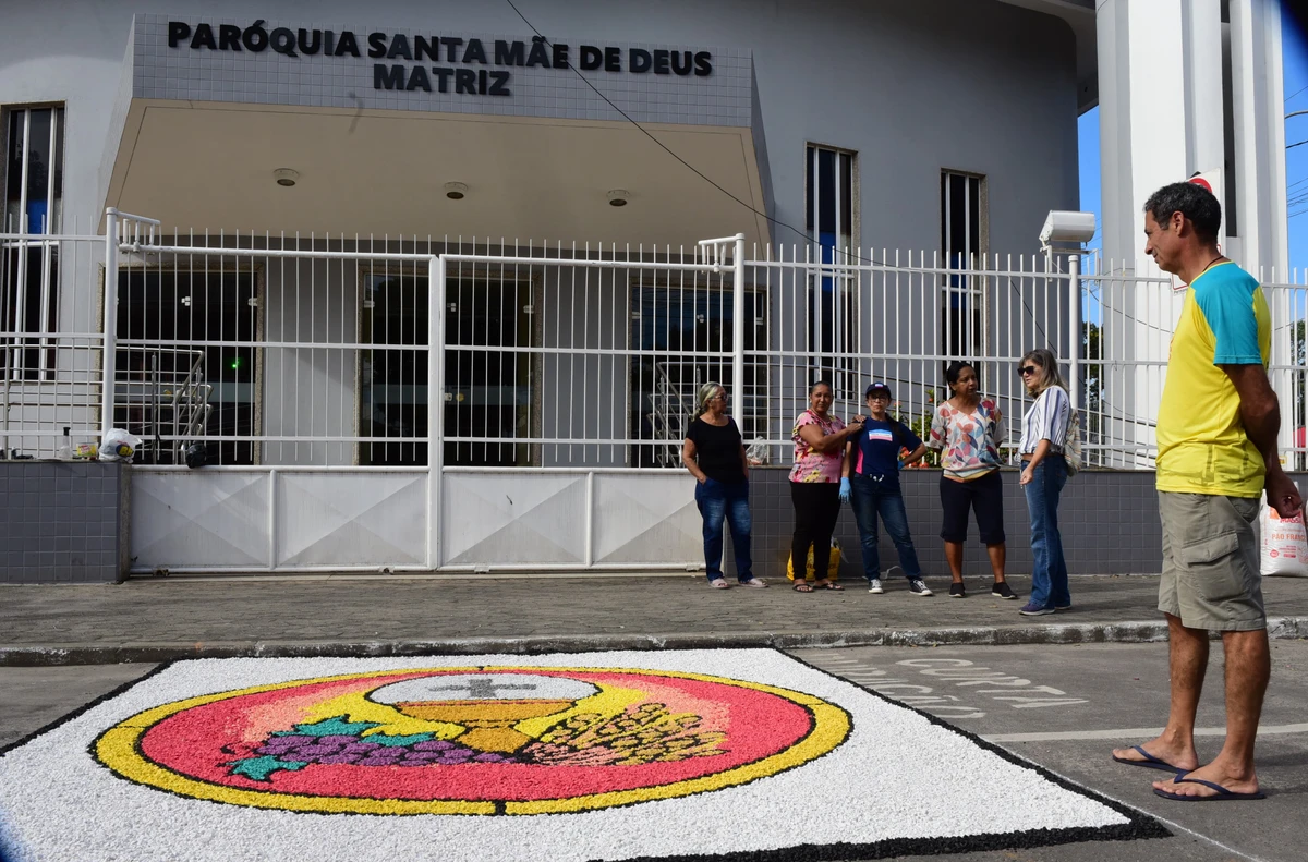 Confecção dos tapetes de Corpus Christi no bairro Ibes, em Vila Velha por Ricardo Medeiros 