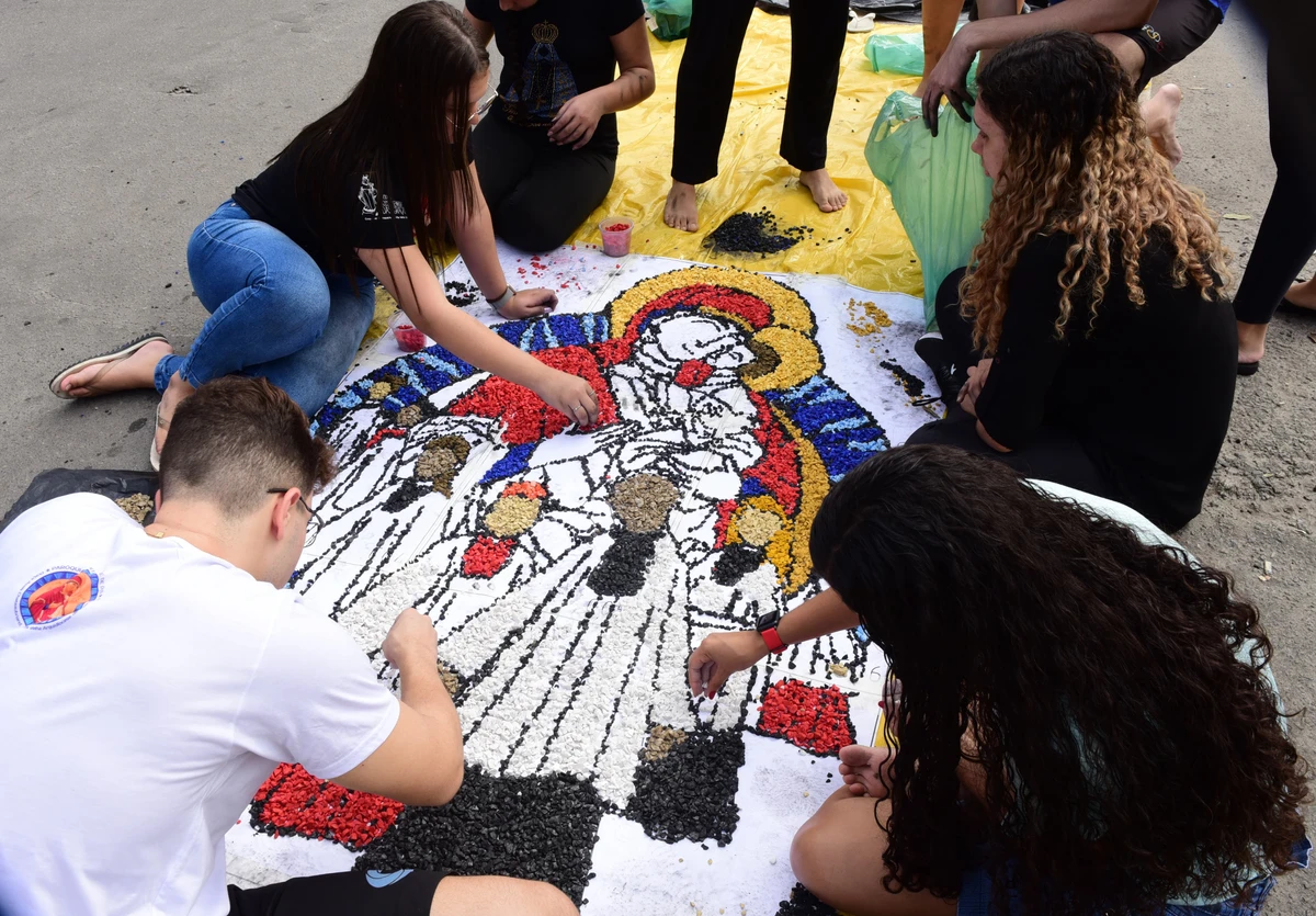 Confecção dos tapetes de Corpus Christi no bairro Ibes, em Vila Velha por Ricardo Medeiros 