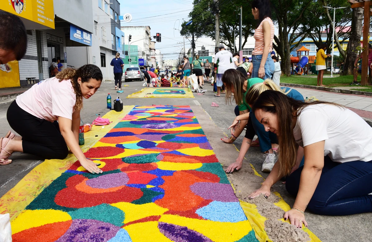 Confecção dos tapetes de Corpus Christi no bairro Ibes, em Vila Velha por Ricardo Medeiros 