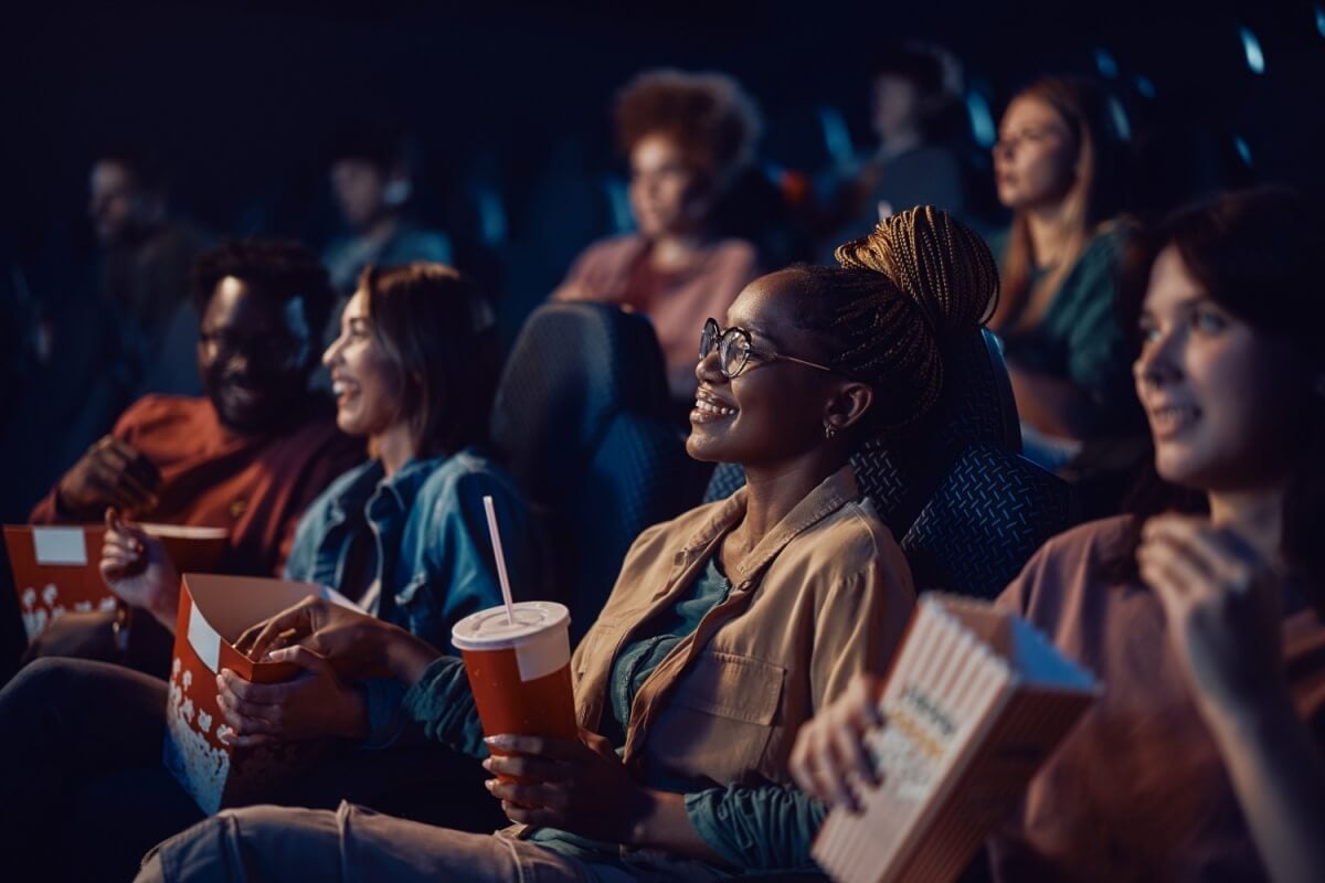 Ir ao cinema, além de contribuir para a valorização da cultura nacional, traz benefícios para a saúde mental (Imagem: Drazen Zigic | Shutterstock)