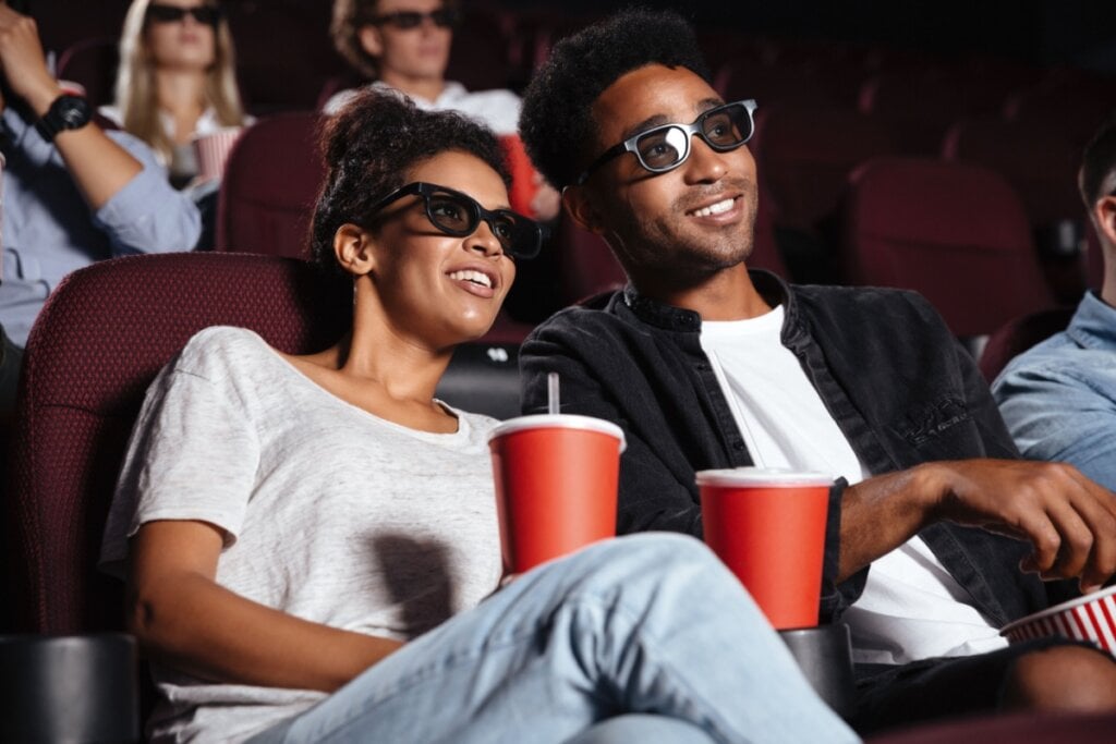 O cinema oferece diferentes estímulos sensoriais (Imagem: Dean Drobot | Shutterstock)