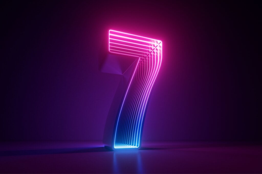 O número 7 representa a busca por conhecimento, perfeição, conexão espiritual e plenitude (Imagem: wacomka | Shutterstock) 