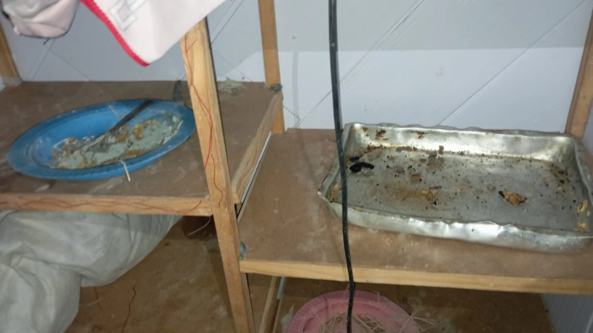 Interior da casa onde crianças foram resgatadas em Cariacica por Reprodução