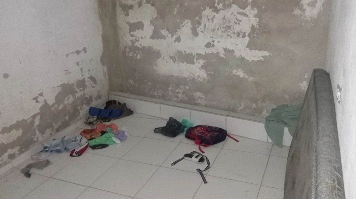 Interior da casa onde crianças foram resgatadas em Cariacica por Reprodução