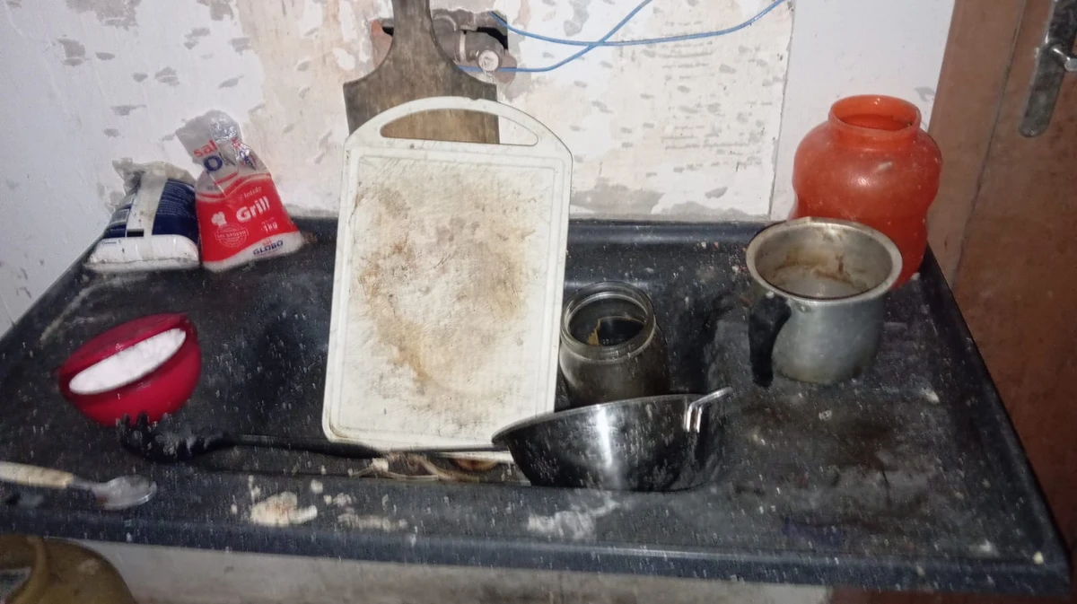 Interior da casa onde crianças foram resgatadas em Cariacica por Reprodução