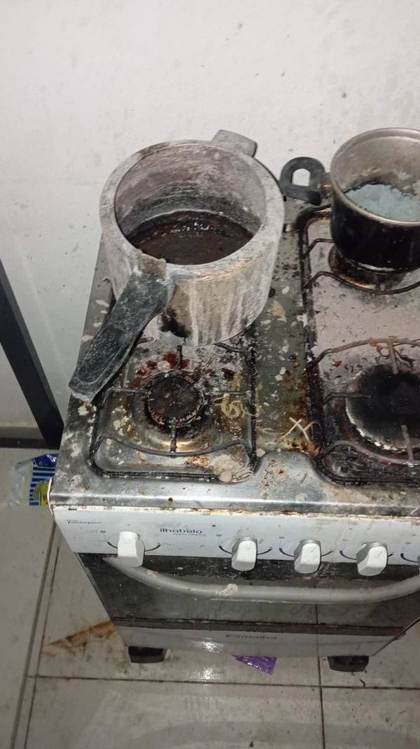 Interior da casa onde crianças foram resgatadas em Cariacica por Reprodução