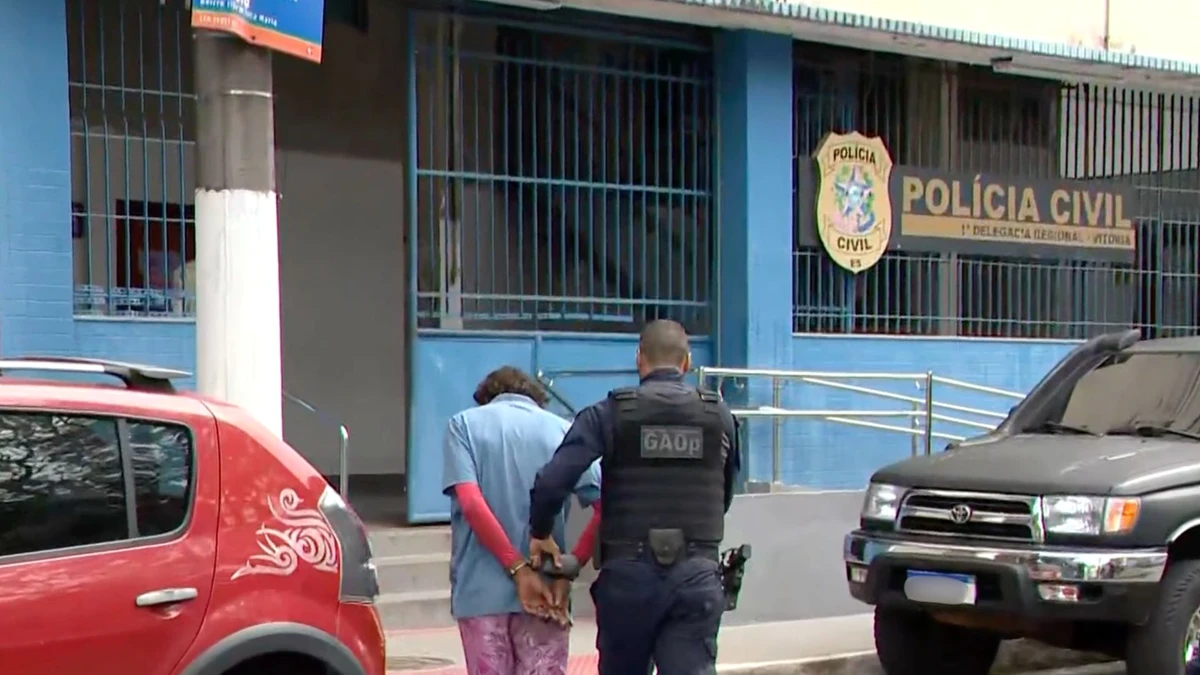 Momento em que um dos suspeitos é levado à Delegacia Regional de Vitória