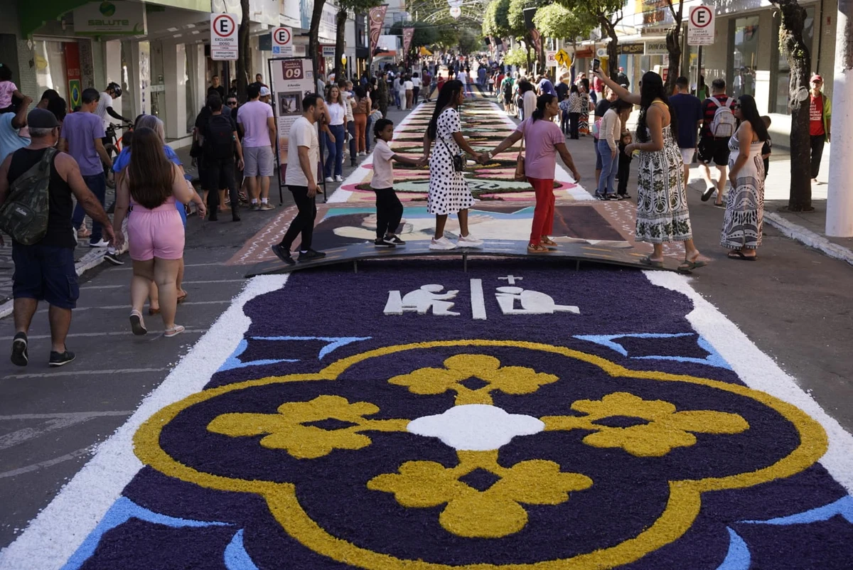 Tapetes de Corpus Christi, em Castelo, nesta quinta-feira (19)