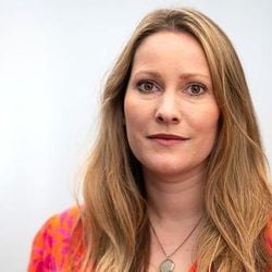 Para a escritora e pesquisadora inglesa Laura Bates, testemunhamos hoje um movimento de radicalização em massa de meninos e adolescentes estimulado pelos algoritmos da internet, que tende a piorar conforme a inteligência artificial ganha mais espaço.