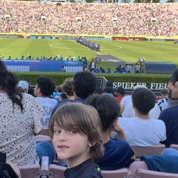 Partida histórica foi acompanhada no estádio por torcedor de Vitória que decidiu viajar com o filho de 7 anos na véspera do jogo