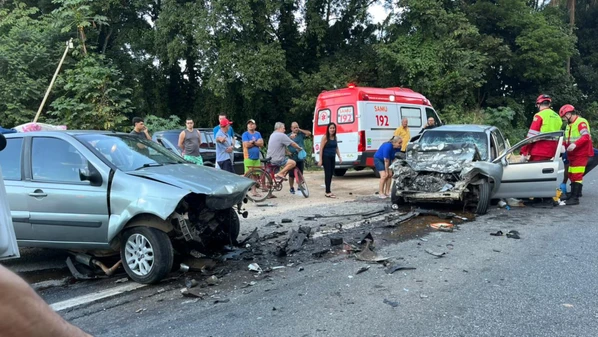 O acidente envolveu dois carros. O repórter Matheus Passos, da TV Gazeta Sul, informou que uma das vítimas feridas ficou presa às ferragens e foi socorrida por um helicóptero. A outra também foi encaminhada para uma unidade médica