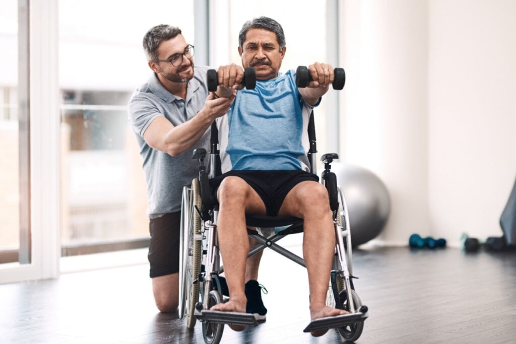 O tratamento da ELA pode envolver técnicas como fisioterapia, terapia ocupacional e uso de medicamos (Imagem: PeopleImages.com – Yuri A | Shutterstock)