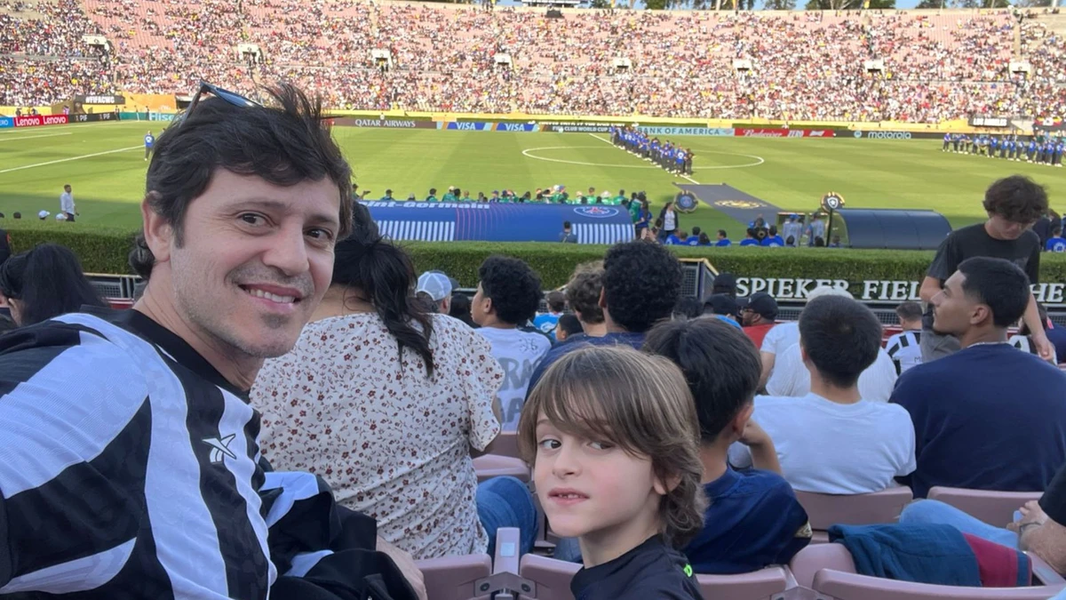 Eduardo Borges e o filho Arthur foram assistir ao jogo do Botafogo, em Los Angeles
