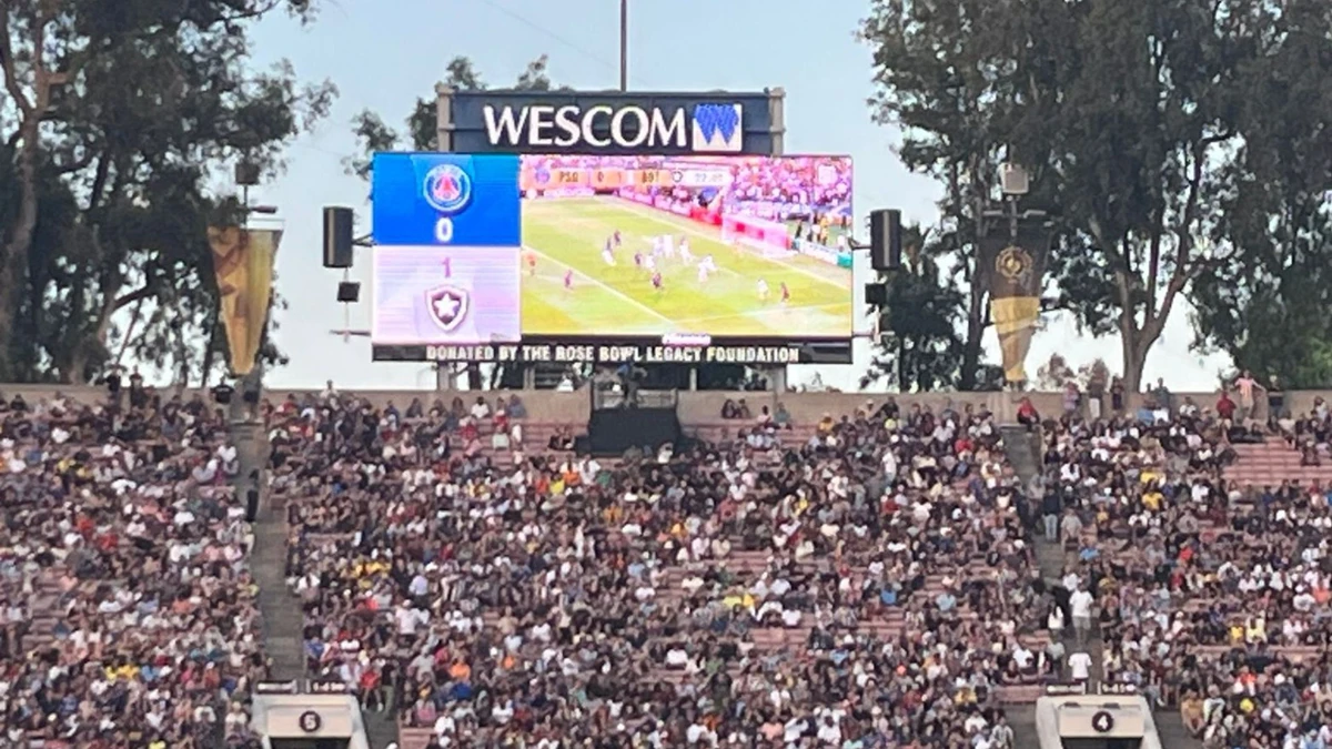 Torcida botafoguense no Rose Bowl Stadium, em Los Angeles