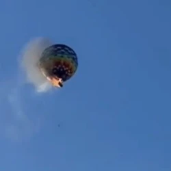 O balão caiu próximo a uma região de mata. Imagens mostram o momento em que a estrutura pega fogo e despenca no chão. Oito pessoas morreram