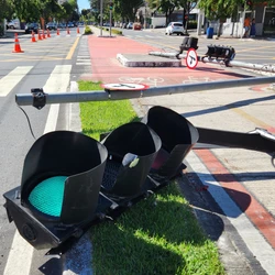 Veículo tinha tamanho superior ao permitido no local; empresa responsável pela carreta terá de pagar pelos reparos nos fios e semáforos, segundo a guarda