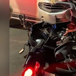 A PM informou que o Onix virou à esquerda em um lugar indevido, quando a moto vinha no sentido contrário e bateu na lateral direita do automóvel