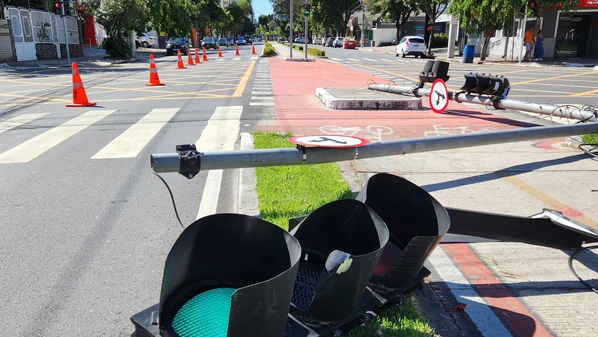 Veículo tinha tamanho superior ao permitido no local; empresa responsável pela carreta terá de pagar pelos reparos nos fios e semáforos, segundo a guarda