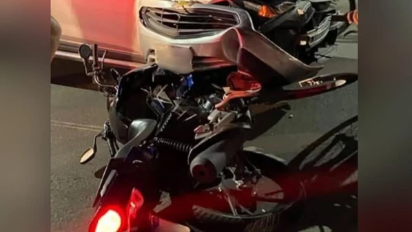 A PM informou que o Onix virou à esquerda em um lugar indevido, quando a moto vinha no sentido contrário e bateu na lateral direita do automóvel