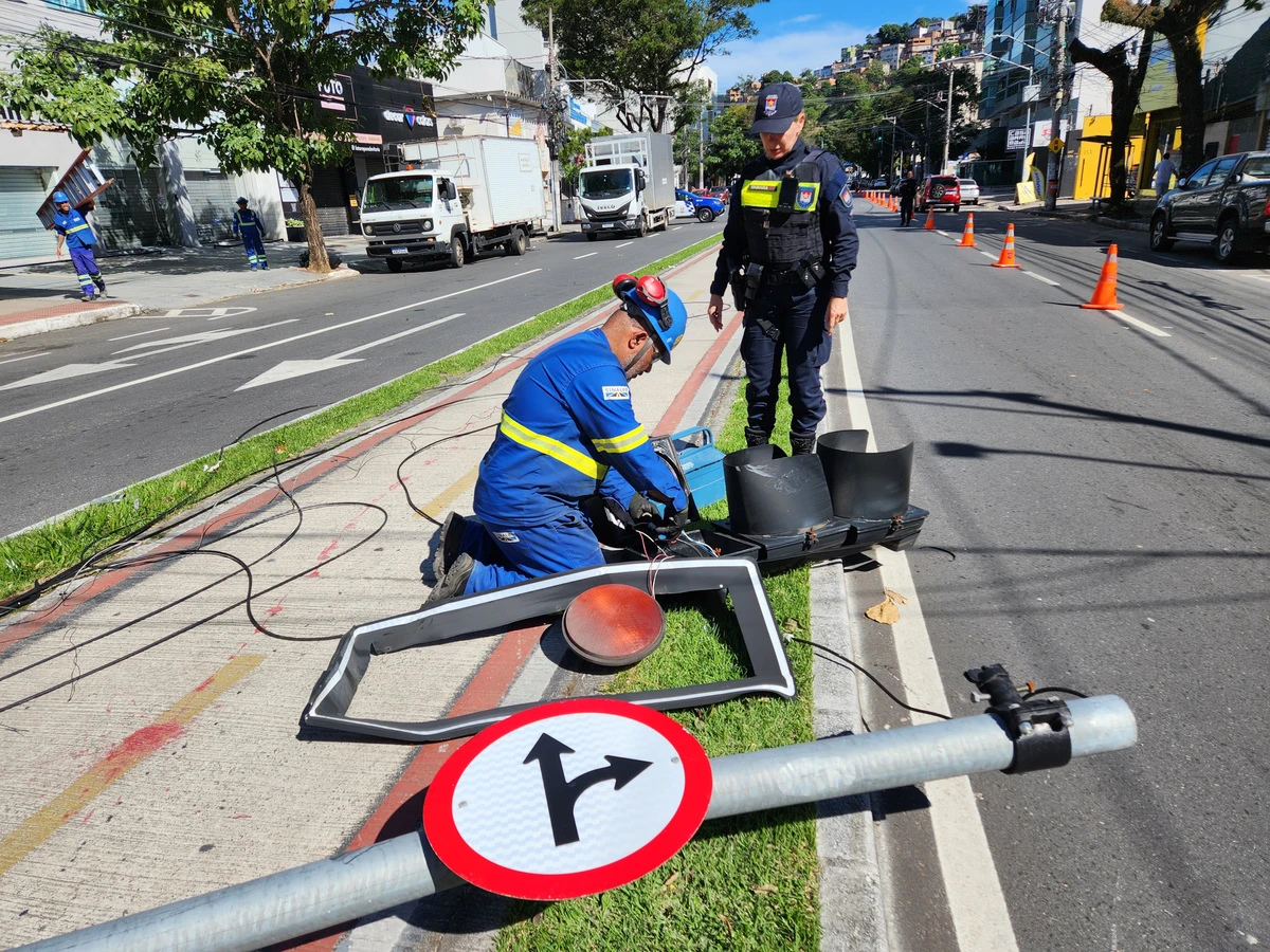 Carreta derrubou semáforo na avenida Rio Branco em Vitória