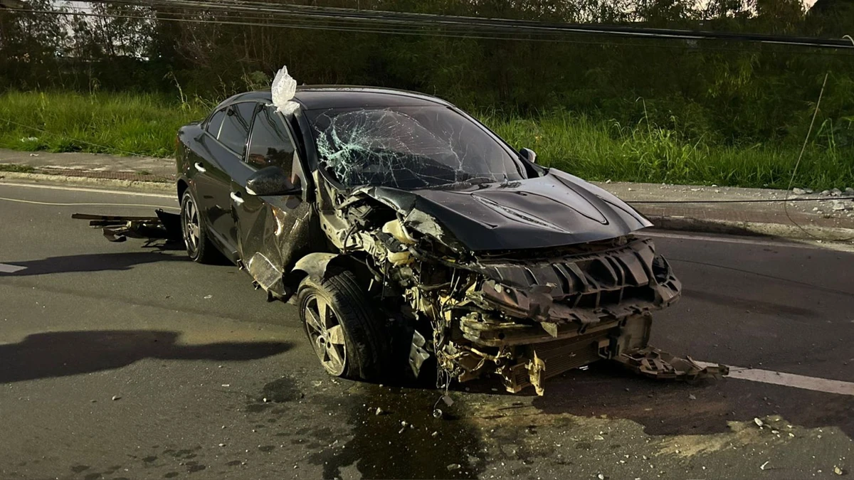 Motorista do carro preto relatou que ouviu um barulho de estouro no pneu e, em seguida, perdeu o controle da direção