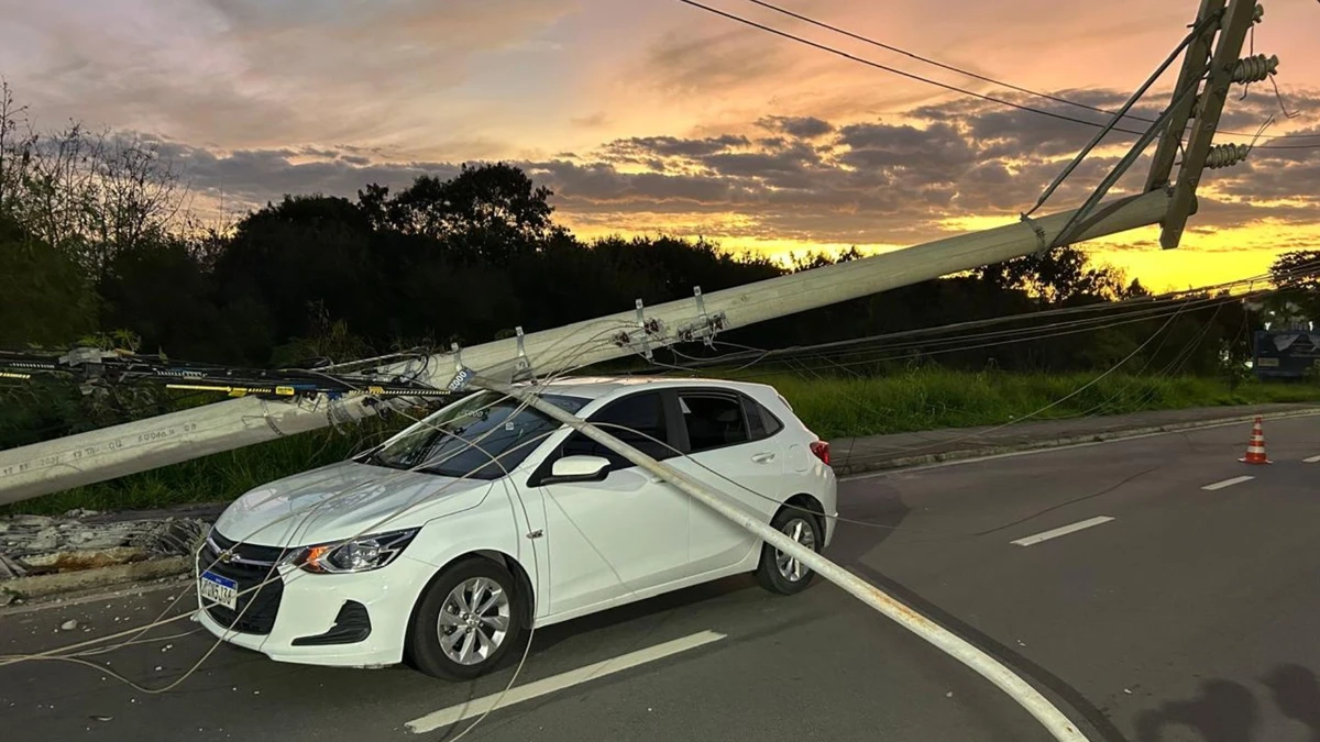 Poste cai sobre carro em acidente na rodovia Norte Sul, na Serra, neste sábado (21)