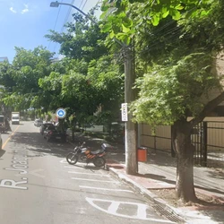 Motorista de 32 anos foi levada para a delegacia depois de ser abordada por estar em alta velocidade e se negou a fazer o teste do bafômetro; após pagar fiança, foi liberada