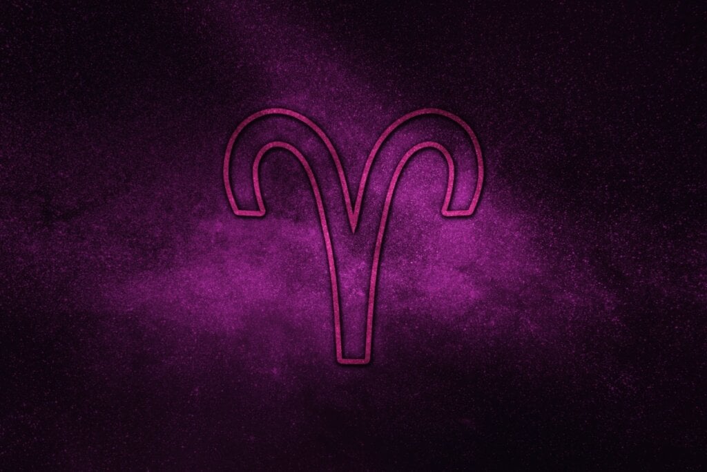 Os arianos sentirão a necessidade de transformar alguns hábitos relacionados ao dinheiro (Imagem: Allexxandar | Shutterstock)