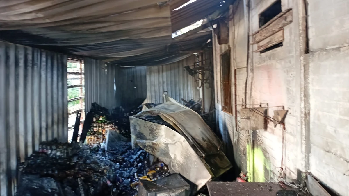 Parte do estabelecimento ficou completamente destruído após incêndio.