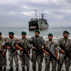 Após os ataques sem precedentes dos Estados Unidos a três instalações nucleares iranianas, a ameaça de um possível bloqueio do estreito — por onde passa cerca de um quinto do consumo de petróleo do mundo — deixa os mercados inquietos