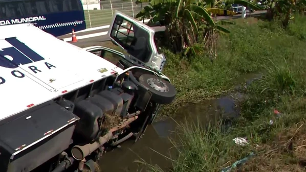 Apesar do susto, os três ocupantes do veículo sofreram ferimentos leves; pista não precisou ser interditada, e equipes da transportadora foram enviadas ao local do acidente