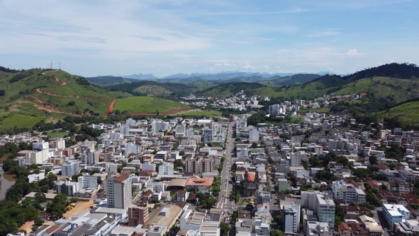 Crime ocorreu em frente a uma creche; vítima tem medida protetiva contra o suspeito e conseguiu fugir após o revólver falhar, e o homem foi preso posteriormente