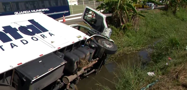 Caminhão caiu no valão às margens da Darly Santos