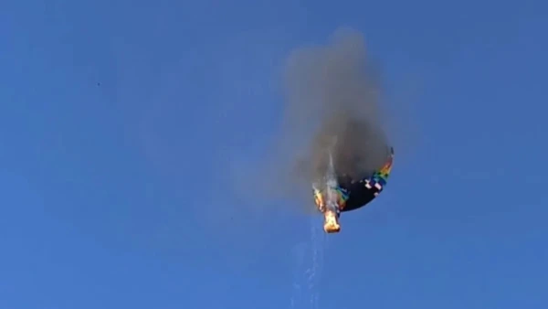 Depois peguei o extintor de incêndio, tirei o lacre e, quando apertei, não saiu nada. Estou com o dedo queimado porque tentei arrancar o tanque